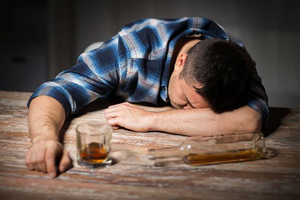 أعراض اضطراب تعاطي الكحول