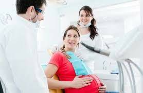 هل يؤثر الحمل على صحة أسنان المرأة؟